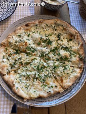 P07 [JUL-2022] Restaurant Levant din Ramnicu Valcea. Shifa cu branza sau altfel spus, o delicioasa pizza libaneza cu branza, cascaval, menta si patrunjel.