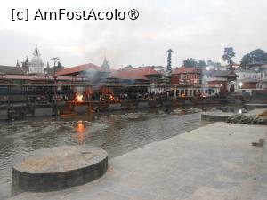 [P69] Kathmandu - La Templul Pashupatinath, locul de incinerare de pe malul râului Baghmati. » foto by iulianic
 - 
<span class="allrVoted glyphicon glyphicon-heart hidden" id="av1469372"></span>
<a class="m-l-10 hidden" id="sv1469372" onclick="voting_Foto_DelVot(,1469372,7929)" role="button">șterge vot <span class="glyphicon glyphicon-remove"></span></a>
<a id="v91469372" class=" c-red"  onclick="voting_Foto_SetVot(1469372)" role="button"><span class="glyphicon glyphicon-heart-empty"></span> <b>LIKE</b> = Votează poza</a> <img class="hidden"  id="f1469372W9" src="/imagini/loader.gif" border="0" /><span class="AjErrMes hidden" id="e1469372ErM"></span>