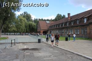 [P01] Oswiecim, Pamięci i Muzeum Auschwitz-Birkenau (Memorial și Muzeu Auschwitz-Birkenau), Mulți vizitatori, intrarea este în planul îndepărtat... » foto by mprofeanu
 - 
<span class="allrVoted glyphicon glyphicon-heart hidden" id="av1360607"></span>
<a class="m-l-10 hidden" id="sv1360607" onclick="voting_Foto_DelVot(,1360607,7968)" role="button">șterge vot <span class="glyphicon glyphicon-remove"></span></a>
<a id="v91360607" class=" c-red"  onclick="voting_Foto_SetVot(1360607)" role="button"><span class="glyphicon glyphicon-heart-empty"></span> <b>LIKE</b> = Votează poza</a> <img class="hidden"  id="f1360607W9" src="/imagini/loader.gif" border="0" /><span class="AjErrMes hidden" id="e1360607ErM"></span>