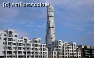 [P11] Apoteket Lejonet, o altă clădire simbol a orașului Malmo, Turnul Torso, cea mai înaltă din Suedia cu peste 190 de metri înălțime, proiectat de către cunoscutul arhitect Santiago Calatrava.  » foto by georgiana27
 - 
<span class="allrVoted glyphicon glyphicon-heart hidden" id="av880000"></span>
<a class="m-l-10 hidden" id="sv880000" onclick="voting_Foto_DelVot(,880000,7982)" role="button">șterge vot <span class="glyphicon glyphicon-remove"></span></a>
<a id="v9880000" class=" c-red"  onclick="voting_Foto_SetVot(880000)" role="button"><span class="glyphicon glyphicon-heart-empty"></span> <b>LIKE</b> = Votează poza</a> <img class="hidden"  id="f880000W9" src="/imagini/loader.gif" border="0" /><span class="AjErrMes hidden" id="e880000ErM"></span>