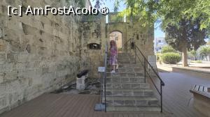 [P15] Cunoscut in special ca locul unde Richard Inima de Leu s-a casatorit cu Berengaria de Navara, acest castel antic a fost transformat intr-un muzeu care gazduieste artefacte medievale. In schimbul a 4,5 euro, poti vedea colectiile de armuri, ceramica si sculpturi, obiecte de uz civil, foste nise in care au fost ingropate personalitati ale cetatii, pe pereti se regasesc insemne heraldice ale diferitilor ocupanti. » foto by geani anto
 - 
<span class="allrVoted glyphicon glyphicon-heart hidden" id="av1539118"></span>
<a class="m-l-10 hidden" id="sv1539118" onclick="voting_Foto_DelVot(,1539118,7992)" role="button">șterge vot <span class="glyphicon glyphicon-remove"></span></a>
<a id="v91539118" class=" c-red"  onclick="voting_Foto_SetVot(1539118)" role="button"><span class="glyphicon glyphicon-heart-empty"></span> <b>LIKE</b> = Votează poza</a> <img class="hidden"  id="f1539118W9" src="/imagini/loader.gif" border="0" /><span class="AjErrMes hidden" id="e1539118ErM"></span>