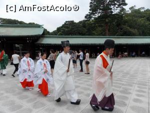 [P25] Tokyo, Altarul Meiji, Preoți și fete de altar în haine tradiționale însoțesc nunta » foto by mprofeanu
 - 
<span class="allrVoted glyphicon glyphicon-heart hidden" id="av760091"></span>
<a class="m-l-10 hidden" id="sv760091" onclick="voting_Foto_DelVot(,760091,7999)" role="button">șterge vot <span class="glyphicon glyphicon-remove"></span></a>
<a id="v9760091" class=" c-red"  onclick="voting_Foto_SetVot(760091)" role="button"><span class="glyphicon glyphicon-heart-empty"></span> <b>LIKE</b> = Votează poza</a> <img class="hidden"  id="f760091W9" src="/imagini/loader.gif" border="0" /><span class="AjErrMes hidden" id="e760091ErM"></span>