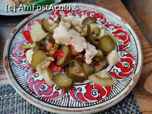 [P15] Casa Românească; din nou salata de murături » foto by crismis
 - 
<span class="allrVoted glyphicon glyphicon-heart hidden" id="av1487582"></span>
<a class="m-l-10 hidden" id="sv1487582" onclick="voting_Foto_DelVot(,1487582,8050)" role="button">șterge vot <span class="glyphicon glyphicon-remove"></span></a>
<a id="v91487582" class=" c-red"  onclick="voting_Foto_SetVot(1487582)" role="button"><span class="glyphicon glyphicon-heart-empty"></span> <b>LIKE</b> = Votează poza</a> <img class="hidden"  id="f1487582W9" src="/imagini/loader.gif" border="0" /><span class="AjErrMes hidden" id="e1487582ErM"></span>