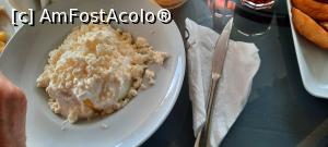 P09 [OCT-2022] Pitești, Restaurantul „La Butoaie”, Terasa, Mămăliguță cu smântână și ouă ochiuri presărate cu brânză