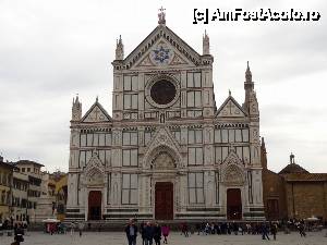 P08 [APR-2013] Masiva biserica Santa Croce - in stanga statuia lui Dante - Florenta