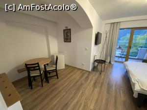 P03 [SEP-2021] Vila Marald Sinaia.Livingul apartamentului cu zona de servit masa.