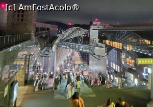 [P03] Cladirea garii are multe piete publice unde au loc evenimente, spectacole, una dintre acestea fiind Piata de Est, din care, prin spectaculosul tunel Skyway, aflat la inaltime, se poate ajunge in zona restaurantului de la etajul 11 al aripii de vest a garii. » foto by geani anto
 - 
<span class="allrVoted glyphicon glyphicon-heart hidden" id="av1444650"></span>
<a class="m-l-10 hidden" id="sv1444650" onclick="voting_Foto_DelVot(,1444650,8571)" role="button">șterge vot <span class="glyphicon glyphicon-remove"></span></a>
<a id="v91444650" class=" c-red"  onclick="voting_Foto_SetVot(1444650)" role="button"><span class="glyphicon glyphicon-heart-empty"></span> <b>LIKE</b> = Votează poza</a> <img class="hidden"  id="f1444650W9" src="/imagini/loader.gif" border="0" /><span class="AjErrMes hidden" id="e1444650ErM"></span>