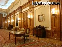 [P43] București,ParlamentulRomâniei:masa pentru semnarea documentelor oficiale din Sala de protocol a Camerei Deputaților.În dreptul ei, pe perete este expus un tablou original semnat de Nicolae Grigorescu. » foto by mariana.olaru
 - 
<span class="allrVoted glyphicon glyphicon-heart hidden" id="av200183"></span>
<a class="m-l-10 hidden" id="sv200183" onclick="voting_Foto_DelVot(,200183,8917)" role="button">șterge vot <span class="glyphicon glyphicon-remove"></span></a>
<a id="v9200183" class=" c-red"  onclick="voting_Foto_SetVot(200183)" role="button"><span class="glyphicon glyphicon-heart-empty"></span> <b>LIKE</b> = Votează poza</a> <img class="hidden"  id="f200183W9" src="/imagini/loader.gif" border="0" /><span class="AjErrMes hidden" id="e200183ErM"></span>