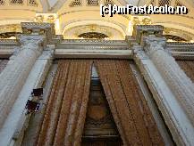 [P52] București,ParlamentulRomâniei:intrarea în Sala Al.I.Cuza.Decorul este identic și în dreptul firidelor de pe peretele longitudinal interior, dar și în dreptul ferestrelor exterioare.Draperiile sunt din catifea cu cusături în fir de aur. » foto by mariana.olaru
 - 
<span class="allrVoted glyphicon glyphicon-heart hidden" id="av200192"></span>
<a class="m-l-10 hidden" id="sv200192" onclick="voting_Foto_DelVot(,200192,8917)" role="button">șterge vot <span class="glyphicon glyphicon-remove"></span></a>
<a id="v9200192" class=" c-red"  onclick="voting_Foto_SetVot(200192)" role="button"><span class="glyphicon glyphicon-heart-empty"></span> <b>LIKE</b> = Votează poza</a> <img class="hidden"  id="f200192W9" src="/imagini/loader.gif" border="0" /><span class="AjErrMes hidden" id="e200192ErM"></span>