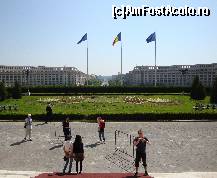 [P06] București,ParlamentulRomâniei:de pe treptele intrării admirăm panorama spre Bulevardul Unirii » foto by mariana.olaru
 - 
<span class="allrVoted glyphicon glyphicon-heart hidden" id="av200138"></span>
<a class="m-l-10 hidden" id="sv200138" onclick="voting_Foto_DelVot(,200138,8917)" role="button">șterge vot <span class="glyphicon glyphicon-remove"></span></a>
<a id="v9200138" class=" c-red"  onclick="voting_Foto_SetVot(200138)" role="button"><span class="glyphicon glyphicon-heart-empty"></span> <b>LIKE</b> = Votează poza</a> <img class="hidden"  id="f200138W9" src="/imagini/loader.gif" border="0" /><span class="AjErrMes hidden" id="e200138ErM"></span>