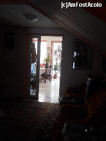 P28 [FEB-2011] din holul de la intrare se intrevede sala de mese