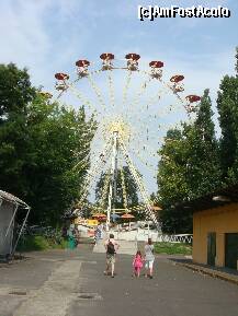 [P13] VidamPark Budapesta - Ferris Wheel. » foto by creivean
 - 
<span class="allrVoted glyphicon glyphicon-heart hidden" id="av132770"></span>
<a class="m-l-10 hidden" id="sv132770" onclick="voting_Foto_DelVot(,132770,9006)" role="button">șterge vot <span class="glyphicon glyphicon-remove"></span></a>
<a id="v9132770" class=" c-red"  onclick="voting_Foto_SetVot(132770)" role="button"><span class="glyphicon glyphicon-heart-empty"></span> <b>LIKE</b> = Votează poza</a> <img class="hidden"  id="f132770W9" src="/imagini/loader.gif" border="0" /><span class="AjErrMes hidden" id="e132770ErM"></span>