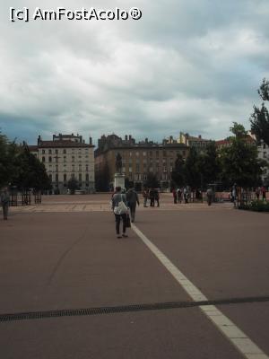 [P10] Place de Bellecour: spre statuia lui Ludovic al XIV-lea » foto by diacrys*
 - 
<span class="allrVoted glyphicon glyphicon-heart hidden" id="av788148"></span>
<a class="m-l-10 hidden" id="sv788148" onclick="voting_Foto_DelVot(,788148,9297)" role="button">șterge vot <span class="glyphicon glyphicon-remove"></span></a>
<a id="v9788148" class=" c-red"  onclick="voting_Foto_SetVot(788148)" role="button"><span class="glyphicon glyphicon-heart-empty"></span> <b>LIKE</b> = Votează poza</a> <img class="hidden"  id="f788148W9" src="/imagini/loader.gif" border="0" /><span class="AjErrMes hidden" id="e788148ErM"></span>