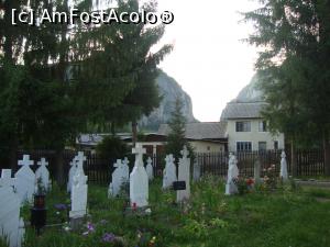 [P17] Micul cimitir mănăstiresc de la Polovragi. În fundal se observă despicătura Cheilor Oltețului.  » foto by Floryn81
 - 
<span class="allrVoted glyphicon glyphicon-heart hidden" id="av933287"></span>
<a class="m-l-10 hidden" id="sv933287" onclick="voting_Foto_DelVot(,933287,9640)" role="button">șterge vot <span class="glyphicon glyphicon-remove"></span></a>
<a id="v9933287" class=" c-red"  onclick="voting_Foto_SetVot(933287)" role="button"><span class="glyphicon glyphicon-heart-empty"></span> <b>LIKE</b> = Votează poza</a> <img class="hidden"  id="f933287W9" src="/imagini/loader.gif" border="0" /><span class="AjErrMes hidden" id="e933287ErM"></span>