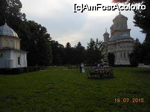 [P25] Mănăstirea Curtea de Argeș - În parcul din jurul bisericii se fac fotografii de nuntă.  » foto by iulianic
 - 
<span class="allrVoted glyphicon glyphicon-heart hidden" id="av700319"></span>
<a class="m-l-10 hidden" id="sv700319" onclick="voting_Foto_DelVot(,700319,9642)" role="button">șterge vot <span class="glyphicon glyphicon-remove"></span></a>
<a id="v9700319" class=" c-red"  onclick="voting_Foto_SetVot(700319)" role="button"><span class="glyphicon glyphicon-heart-empty"></span> <b>LIKE</b> = Votează poza</a> <img class="hidden"  id="f700319W9" src="/imagini/loader.gif" border="0" /><span class="AjErrMes hidden" id="e700319ErM"></span>
