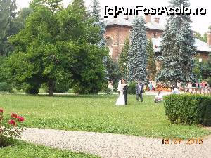 [P27] Mănăstirea Curtea de Argeș - În parcul din jurul bisericii se fac fotografii de nuntă.  » foto by iulianic
 - 
<span class="allrVoted glyphicon glyphicon-heart hidden" id="av700321"></span>
<a class="m-l-10 hidden" id="sv700321" onclick="voting_Foto_DelVot(,700321,9642)" role="button">șterge vot <span class="glyphicon glyphicon-remove"></span></a>
<a id="v9700321" class=" c-red"  onclick="voting_Foto_SetVot(700321)" role="button"><span class="glyphicon glyphicon-heart-empty"></span> <b>LIKE</b> = Votează poza</a> <img class="hidden"  id="f700321W9" src="/imagini/loader.gif" border="0" /><span class="AjErrMes hidden" id="e700321ErM"></span>