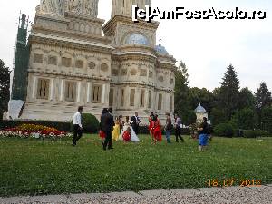 [P28] Mănăstirea Curtea de Argeș - În parcul din jurul bisericii se fac fotografii de nuntă.  » foto by iulianic
 - 
<span class="allrVoted glyphicon glyphicon-heart hidden" id="av700322"></span>
<a class="m-l-10 hidden" id="sv700322" onclick="voting_Foto_DelVot(,700322,9642)" role="button">șterge vot <span class="glyphicon glyphicon-remove"></span></a>
<a id="v9700322" class=" c-red"  onclick="voting_Foto_SetVot(700322)" role="button"><span class="glyphicon glyphicon-heart-empty"></span> <b>LIKE</b> = Votează poza</a> <img class="hidden"  id="f700322W9" src="/imagini/loader.gif" border="0" /><span class="AjErrMes hidden" id="e700322ErM"></span>