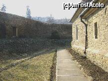 P05 [MAR-2011] Biserica din Malancrav - interior fortificatie, observati zidul nu prea inalt, dar inaltat pe un valde pamant