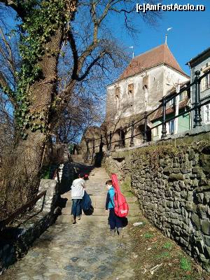 [P16] 'Obladi-Oblada, vai ce grea e chitara si ce greu se mai urca scara pana sus, in cetatea Sighisoara! ' » foto by dorgo
 - 
<span class="allrVoted glyphicon glyphicon-heart hidden" id="av618117"></span>
<a class="m-l-10 hidden" id="sv618117" onclick="voting_Foto_DelVot(,618117,9653)" role="button">șterge vot <span class="glyphicon glyphicon-remove"></span></a>
<a id="v9618117" class=" c-red"  onclick="voting_Foto_SetVot(618117)" role="button"><span class="glyphicon glyphicon-heart-empty"></span> <b>LIKE</b> = Votează poza</a> <img class="hidden"  id="f618117W9" src="/imagini/loader.gif" border="0" /><span class="AjErrMes hidden" id="e618117ErM"></span>