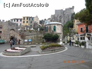 [P02] Portovenere - punctul info în față, în dreapta se văd ruinele castelului Doria și în stânga intrarea în orașul vechi.  » foto by Aurici
 - 
<span class="allrVoted glyphicon glyphicon-heart hidden" id="av977598"></span>
<a class="m-l-10 hidden" id="sv977598" onclick="voting_Foto_DelVot(,977598,9802)" role="button">șterge vot <span class="glyphicon glyphicon-remove"></span></a>
<a id="v9977598" class=" c-red"  onclick="voting_Foto_SetVot(977598)" role="button"><span class="glyphicon glyphicon-heart-empty"></span> <b>LIKE</b> = Votează poza</a> <img class="hidden"  id="f977598W9" src="/imagini/loader.gif" border="0" /><span class="AjErrMes hidden" id="e977598ErM"></span>