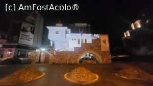 [P26] Pe aceasta strada pietonala se gaseste Casa Memoriala a Maicii Tereza, deschisa in 2009, care poate fi vizitata gratis. Maica Tereza s-a nascut in Skopje, in anul 1910. A fost botezata intr-o Catedrala Romano-Catolica, care s-a daramat la cutremurul din anul 1963, pe locul acesteia fiind construita casa memoriala, pentru a ne aminti de ceea ce a fost ea.  » foto by geani anto
 - 
<span class="allrVoted glyphicon glyphicon-heart hidden" id="av1528283"></span>
<a class="m-l-10 hidden" id="sv1528283" onclick="voting_Foto_DelVot(,1528283,10053)" role="button">șterge vot <span class="glyphicon glyphicon-remove"></span></a>
<a id="v91528283" class=" c-red"  onclick="voting_Foto_SetVot(1528283)" role="button"><span class="glyphicon glyphicon-heart-empty"></span> <b>LIKE</b> = Votează poza</a> <img class="hidden"  id="f1528283W9" src="/imagini/loader.gif" border="0" /><span class="AjErrMes hidden" id="e1528283ErM"></span>