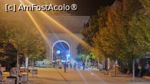 [P28] Arcul de Triumf - Porta Macedonia, leaga Piata Macedonia de cladirile Parlamentului. Are 21 metri inaltime si e acoperit cu basoreliefuri de marmura care descriu scene din istoria Macedoniei. A fost inaugurat in 2012, pentru a marca 20 de ani de independenta a tarii fata de fosta Iugoslavie.  » foto by geani anto
 - 
<span class="allrVoted glyphicon glyphicon-heart hidden" id="av1528285"></span>
<a class="m-l-10 hidden" id="sv1528285" onclick="voting_Foto_DelVot(,1528285,10053)" role="button">șterge vot <span class="glyphicon glyphicon-remove"></span></a>
<a id="v91528285" class=" c-red"  onclick="voting_Foto_SetVot(1528285)" role="button"><span class="glyphicon glyphicon-heart-empty"></span> <b>LIKE</b> = Votează poza</a> <img class="hidden"  id="f1528285W9" src="/imagini/loader.gif" border="0" /><span class="AjErrMes hidden" id="e1528285ErM"></span>