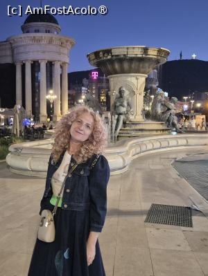 [P03] ,,Olympia” este urmatoarea statuie, care prezinta un grup de sculpturi care reprezinta 4 femei in ipostaze de maternitate (fecioara, gravida, mama si batrana), inclusiv pe Olympia, mama lui Alexandru cel Mare si sotia lui Filip al II-lea.
In departare se vede Crucea Mileniului, cea mai mare cruce din lume, care troneaza peste capitala Skopje de pe muntele Vodno.
 » foto by geani anto
 - 
<span class="allrVoted glyphicon glyphicon-heart hidden" id="av1528260"></span>
<a class="m-l-10 hidden" id="sv1528260" onclick="voting_Foto_DelVot(,1528260,10053)" role="button">șterge vot <span class="glyphicon glyphicon-remove"></span></a>
<a id="v91528260" class=" c-red"  onclick="voting_Foto_SetVot(1528260)" role="button"><span class="glyphicon glyphicon-heart-empty"></span> <b>LIKE</b> = Votează poza</a> <img class="hidden"  id="f1528260W9" src="/imagini/loader.gif" border="0" /><span class="AjErrMes hidden" id="e1528260ErM"></span>