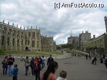 [P200] Windsor Castle vazut de langa iesire. St. George's Chapel in stanga, Round Tower in departare. Cladirile unde sunt The State Apartments nu se vad. » foto by TraianS
 - 
<span class="allrVoted glyphicon glyphicon-heart hidden" id="av239133"></span>
<a class="m-l-10 hidden" id="sv239133" onclick="voting_Foto_DelVot(,239133,10282)" role="button">șterge vot <span class="glyphicon glyphicon-remove"></span></a>
<a id="v9239133" class=" c-red"  onclick="voting_Foto_SetVot(239133)" role="button"><span class="glyphicon glyphicon-heart-empty"></span> <b>LIKE</b> = Votează poza</a> <img class="hidden"  id="f239133W9" src="/imagini/loader.gif" border="0" /><span class="AjErrMes hidden" id="e239133ErM"></span>