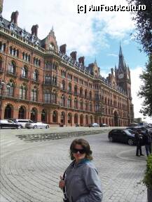 [P03] St. Pancras Hotel. Nu am inteles exact pe unde era intrarea la gara. Aici am vazut doar intrarea la hotel si multe masini luxoase. Intreaga cladire a fost renovata la un cost de 800 miloane de sterline. » foto by TraianS
 - 
<span class="allrVoted glyphicon glyphicon-heart hidden" id="av238664"></span>
<a class="m-l-10 hidden" id="sv238664" onclick="voting_Foto_DelVot(,238664,10282)" role="button">șterge vot <span class="glyphicon glyphicon-remove"></span></a>
<a id="v9238664" class=" c-red"  onclick="voting_Foto_SetVot(238664)" role="button"><span class="glyphicon glyphicon-heart-empty"></span> <b>LIKE</b> = Votează poza</a> <img class="hidden"  id="f238664W9" src="/imagini/loader.gif" border="0" /><span class="AjErrMes hidden" id="e238664ErM"></span>