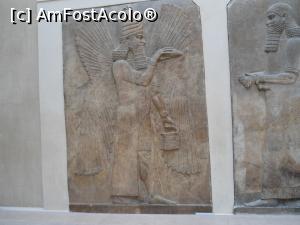 [P07] British Museum, Londra. Panou din alabastru cu un relief din palatul Regelui Sargon II. Zeitate cu aripi, poartă ceas, brățări și nelipsita ”borsetă enigmatică” » foto by mihaelavoicu
 - 
<span class="allrVoted glyphicon glyphicon-heart hidden" id="av1131990"></span>
<a class="m-l-10 hidden" id="sv1131990" onclick="voting_Foto_DelVot(,1131990,10282)" role="button">șterge vot <span class="glyphicon glyphicon-remove"></span></a>
<a id="v91131990" class=" c-red"  onclick="voting_Foto_SetVot(1131990)" role="button"><span class="glyphicon glyphicon-heart-empty"></span> <b>LIKE</b> = Votează poza</a> <img class="hidden"  id="f1131990W9" src="/imagini/loader.gif" border="0" /><span class="AjErrMes hidden" id="e1131990ErM"></span>