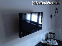 [P11] Televizorul din camera (Finlux) este LCD - cu porturi HDMI, mare si localizat chiar in fata patului. In camera mai este disponibil si un fierbator cu cateva pliculete de ceai si cafea instant (in dreapta/jos a pozei). Aplica de pe perete este tot in stil retro (un mic 'cristal' atarna de el).  » foto by mircea.stancu
 - 
<span class="allrVoted glyphicon glyphicon-heart hidden" id="av492282"></span>
<a class="m-l-10 hidden" id="sv492282" onclick="voting_Foto_DelVot(,492282,10353)" role="button">șterge vot <span class="glyphicon glyphicon-remove"></span></a>
<a id="v9492282" class=" c-red"  onclick="voting_Foto_SetVot(492282)" role="button"><span class="glyphicon glyphicon-heart-empty"></span> <b>LIKE</b> = Votează poza</a> <img class="hidden"  id="f492282W9" src="/imagini/loader.gif" border="0" /><span class="AjErrMes hidden" id="e492282ErM"></span>