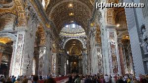 [P07] Interiorul splendid al Bisericii San Pietro. Pe fundal este altarul cu baldachinul lui Bernini.  » foto by ania
 - 
<span class="allrVoted glyphicon glyphicon-heart hidden" id="av642920"></span>
<a class="m-l-10 hidden" id="sv642920" onclick="voting_Foto_DelVot(,642920,10398)" role="button">șterge vot <span class="glyphicon glyphicon-remove"></span></a>
<a id="v9642920" class=" c-red"  onclick="voting_Foto_SetVot(642920)" role="button"><span class="glyphicon glyphicon-heart-empty"></span> <b>LIKE</b> = Votează poza</a> <img class="hidden"  id="f642920W9" src="/imagini/loader.gif" border="0" /><span class="AjErrMes hidden" id="e642920ErM"></span>