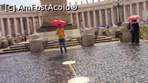 [P56] Subsemnatul cu umbrela protectoare in fata Obeliscului din Piazza San Pietro.  » foto by ovidiuyepi
 - 
<span class="allrVoted glyphicon glyphicon-heart hidden" id="av1028822"></span>
<a class="m-l-10 hidden" id="sv1028822" onclick="voting_Foto_DelVot(,1028822,10398)" role="button">șterge vot <span class="glyphicon glyphicon-remove"></span></a>
<a id="v91028822" class=" c-red"  onclick="voting_Foto_SetVot(1028822)" role="button"><span class="glyphicon glyphicon-heart-empty"></span> <b>LIKE</b> = Votează poza</a> <img class="hidden"  id="f1028822W9" src="/imagini/loader.gif" border="0" /><span class="AjErrMes hidden" id="e1028822ErM"></span>