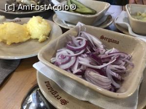 P19 [AUG-2018] Restaurant Sergiana - Coresi Mall - salata de ceapă roşie