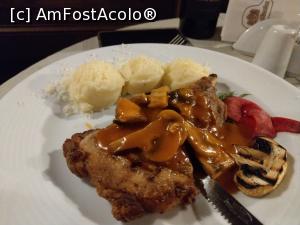 [P15] Cotlet de porc, tomahawk, cu cartofi duchese.  » foto by maryka
 - 
<span class="allrVoted glyphicon glyphicon-heart hidden" id="av1062607"></span>
<a class="m-l-10 hidden" id="sv1062607" onclick="voting_Foto_DelVot(,1062607,10418)" role="button">șterge vot <span class="glyphicon glyphicon-remove"></span></a>
<a id="v91062607" class=" c-red"  onclick="voting_Foto_SetVot(1062607)" role="button"><span class="glyphicon glyphicon-heart-empty"></span> <b>LIKE</b> = Votează poza</a> <img class="hidden"  id="f1062607W9" src="/imagini/loader.gif" border="0" /><span class="AjErrMes hidden" id="e1062607ErM"></span>