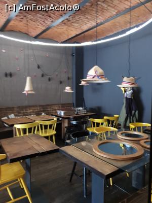 [P11] in interiorul restaurantului - in iunie 2020 era permis accesul doar la terasa » foto by silvia tudoran
 - 
<span class="allrVoted glyphicon glyphicon-heart hidden" id="av1190062"></span>
<a class="m-l-10 hidden" id="sv1190062" onclick="voting_Foto_DelVot(,1190062,10418)" role="button">șterge vot <span class="glyphicon glyphicon-remove"></span></a>
<a id="v91190062" class=" c-red"  onclick="voting_Foto_SetVot(1190062)" role="button"><span class="glyphicon glyphicon-heart-empty"></span> <b>LIKE</b> = Votează poza</a> <img class="hidden"  id="f1190062W9" src="/imagini/loader.gif" border="0" /><span class="AjErrMes hidden" id="e1190062ErM"></span>