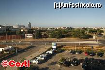[P21] Accesul la hotel se face din această arteră, numită Estrada de Paco de Arcos. În zare se văd clădiri din Lagoas Park. » foto by Costi
 - 
<span class="allrVoted glyphicon glyphicon-heart hidden" id="av267499"></span>
<a class="m-l-10 hidden" id="sv267499" onclick="voting_Foto_DelVot(,267499,10425)" role="button">șterge vot <span class="glyphicon glyphicon-remove"></span></a>
<a id="v9267499" class=" c-red"  onclick="voting_Foto_SetVot(267499)" role="button"><span class="glyphicon glyphicon-heart-empty"></span> <b>LIKE</b> = Votează poza</a> <img class="hidden"  id="f267499W9" src="/imagini/loader.gif" border="0" /><span class="AjErrMes hidden" id="e267499ErM"></span>