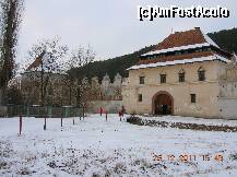 P02 [DEC-2011] Castelul din Lăzarea (Depresiunea Giurgeului)- Turnul din sud-vest şi Bastionul central cu poarte de intrare în curtea interioară.