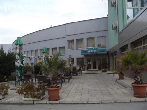 [P03] Terasa din faţa hotelului Arena Târnovo şi intrarea în hotel » foto by irinad
 - 
<span class="allrVoted glyphicon glyphicon-heart hidden" id="av705937"></span>
<a class="m-l-10 hidden" id="sv705937" onclick="voting_Foto_DelVot(,705937,10963)" role="button">șterge vot <span class="glyphicon glyphicon-remove"></span></a>
<a id="v9705937" class=" c-red"  onclick="voting_Foto_SetVot(705937)" role="button"><span class="glyphicon glyphicon-heart-empty"></span> <b>LIKE</b> = Votează poza</a> <img class="hidden"  id="f705937W9" src="/imagini/loader.gif" border="0" /><span class="AjErrMes hidden" id="e705937ErM"></span>