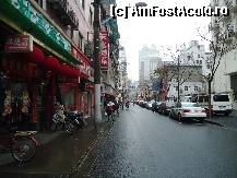 [P24] strada pe care se afla hotelul,cladirile inalte din fundal sunt pe Nanjing Road » foto by station5*
 - 
<span class="allrVoted glyphicon glyphicon-heart hidden" id="av294869"></span>
<a class="m-l-10 hidden" id="sv294869" onclick="voting_Foto_DelVot(,294869,11031)" role="button">șterge vot <span class="glyphicon glyphicon-remove"></span></a>
<a id="v9294869" class=" c-red"  onclick="voting_Foto_SetVot(294869)" role="button"><span class="glyphicon glyphicon-heart-empty"></span> <b>LIKE</b> = Votează poza</a> <img class="hidden"  id="f294869W9" src="/imagini/loader.gif" border="0" /><span class="AjErrMes hidden" id="e294869ErM"></span>