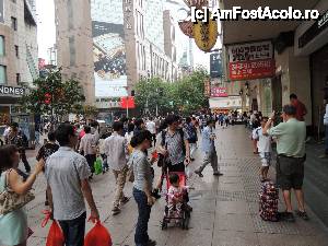 [P31] Shanghai - Nanjing street sâmbătă la prinz. Zona care a fost cea mai aglomerată. Unde or fi restul până la 23 milioane???  » foto by ebirsan
 - 
<span class="allrVoted glyphicon glyphicon-heart hidden" id="av475443"></span>
<a class="m-l-10 hidden" id="sv475443" onclick="voting_Foto_DelVot(,475443,11037)" role="button">șterge vot <span class="glyphicon glyphicon-remove"></span></a>
<a id="v9475443" class=" c-red"  onclick="voting_Foto_SetVot(475443)" role="button"><span class="glyphicon glyphicon-heart-empty"></span> <b>LIKE</b> = Votează poza</a> <img class="hidden"  id="f475443W9" src="/imagini/loader.gif" border="0" /><span class="AjErrMes hidden" id="e475443ErM"></span>