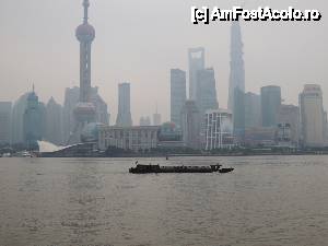 [P32] Shanghai - fotografia care concluzionează cel mai bine cele văzute. Socialismul de tip capitalist în ceață ideologică, cu un prim plan asupra realității din China continentală (o ruginitură de navă cisternă tărâindu-se în amonte pe Pudong river)  » foto by ebirsan
 - 
<span class="allrVoted glyphicon glyphicon-heart hidden" id="av475444"></span>
<a class="m-l-10 hidden" id="sv475444" onclick="voting_Foto_DelVot(,475444,11037)" role="button">șterge vot <span class="glyphicon glyphicon-remove"></span></a>
<a id="v9475444" class=" c-red"  onclick="voting_Foto_SetVot(475444)" role="button"><span class="glyphicon glyphicon-heart-empty"></span> <b>LIKE</b> = Votează poza</a> <img class="hidden"  id="f475444W9" src="/imagini/loader.gif" border="0" /><span class="AjErrMes hidden" id="e475444ErM"></span>