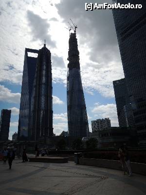 [P09] Cele mai înalte trei clădiri din Shanghai. Cea care seamănă cu un desfăcător de sticle de bere este World Financial Center. Clădirea în construcție va fi cea mai înaltă din lume.  » foto by ebirsan
 - 
<span class="allrVoted glyphicon glyphicon-heart hidden" id="av475421"></span>
<a class="m-l-10 hidden" id="sv475421" onclick="voting_Foto_DelVot(,475421,11037)" role="button">șterge vot <span class="glyphicon glyphicon-remove"></span></a>
<a id="v9475421" class=" c-red"  onclick="voting_Foto_SetVot(475421)" role="button"><span class="glyphicon glyphicon-heart-empty"></span> <b>LIKE</b> = Votează poza</a> <img class="hidden"  id="f475421W9" src="/imagini/loader.gif" border="0" /><span class="AjErrMes hidden" id="e475421ErM"></span>