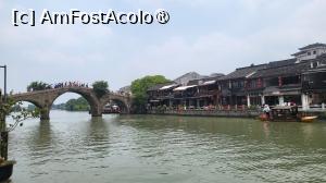 [P04] Podul Fangsheng a fost construit initial in 1571, fiind cel mai mare pod de piatra arcuit, cu 5 arcade, din estul Chinei. Este unul dintre cele mai populare, aglomerate si usor de recunoscut locuri din Zhujiajiao, oferind privelisti uimitoare de-a lungul raului si ale cladirilor de pe maluri.  » foto by geani anto
 - 
<span class="allrVoted glyphicon glyphicon-heart hidden" id="av1508720"></span>
<a class="m-l-10 hidden" id="sv1508720" onclick="voting_Foto_DelVot(,1508720,11037)" role="button">șterge vot <span class="glyphicon glyphicon-remove"></span></a>
<a id="v91508720" class=" c-red"  onclick="voting_Foto_SetVot(1508720)" role="button"><span class="glyphicon glyphicon-heart-empty"></span> <b>LIKE</b> = Votează poza</a> <img class="hidden"  id="f1508720W9" src="/imagini/loader.gif" border="0" /><span class="AjErrMes hidden" id="e1508720ErM"></span>