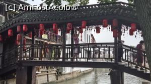 [P54] Pe strada Caohe exista frumosul Pod Lang (Podul Veranda), numit si Podul Huimin. Este singurul pod din lemn, cu piloni si balustrada pe cele doua laturi si streasina deasupra, la fel ca un coridor ingust. » foto by geani anto
 - 
<span class="allrVoted glyphicon glyphicon-heart hidden" id="av1508769"></span>
<a class="m-l-10 hidden" id="sv1508769" onclick="voting_Foto_DelVot(,1508769,11037)" role="button">șterge vot <span class="glyphicon glyphicon-remove"></span></a>
<a id="v91508769" class=" c-red"  onclick="voting_Foto_SetVot(1508769)" role="button"><span class="glyphicon glyphicon-heart-empty"></span> <b>LIKE</b> = Votează poza</a> <img class="hidden"  id="f1508769W9" src="/imagini/loader.gif" border="0" /><span class="AjErrMes hidden" id="e1508769ErM"></span>