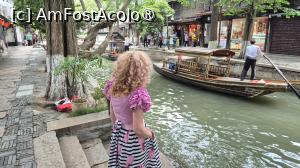 [P07] Am mers de-a lungul Strazii de Nord, plina cu cladiri antice reprezentative din dinastiile Ming si Qing, cea mai bine conservata strada antica din acest orasel. Are o lungime de 1 km, fiind pe cat de primitiva, pe atat de eleganta.  » foto by geani anto
 - 
<span class="allrVoted glyphicon glyphicon-heart hidden" id="av1508723"></span>
<a class="m-l-10 hidden" id="sv1508723" onclick="voting_Foto_DelVot(,1508723,11037)" role="button">șterge vot <span class="glyphicon glyphicon-remove"></span></a>
<a id="v91508723" class=" c-red"  onclick="voting_Foto_SetVot(1508723)" role="button"><span class="glyphicon glyphicon-heart-empty"></span> <b>LIKE</b> = Votează poza</a> <img class="hidden"  id="f1508723W9" src="/imagini/loader.gif" border="0" /><span class="AjErrMes hidden" id="e1508723ErM"></span>