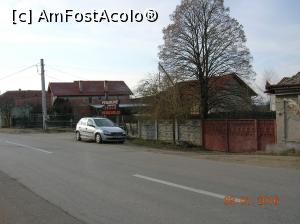 [P12] Drumul care trece prin fața pensiunii. Mașina din fotografie e așezată pe botul spre Alba Iulia, iar drumul este relativ paralel cu DN. Puțin mai încolo spre Alba Iulia, drumul cotește la stînga spre DN și spre podul de peste Mureș.  » foto by Qvadratvus
 - 
<span class="allrVoted glyphicon glyphicon-heart hidden" id="av932857"></span>
<a class="m-l-10 hidden" id="sv932857" onclick="voting_Foto_DelVot(,932857,11137)" role="button">șterge vot <span class="glyphicon glyphicon-remove"></span></a>
<a id="v9932857" class=" c-red"  onclick="voting_Foto_SetVot(932857)" role="button"><span class="glyphicon glyphicon-heart-empty"></span> <b>LIKE</b> = Votează poza</a> <img class="hidden"  id="f932857W9" src="/imagini/loader.gif" border="0" /><span class="AjErrMes hidden" id="e932857ErM"></span>
