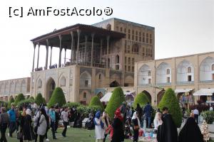 [P10] Isfahan, Piaţa Imamului, Mulţime de oameni în faţă la Ali Qapu, Poarta Imperială Ali, era joi după amiază, început de weekend » foto by mprofeanu
 - 
<span class="allrVoted glyphicon glyphicon-heart hidden" id="av934166"></span>
<a class="m-l-10 hidden" id="sv934166" onclick="voting_Foto_DelVot(,934166,11142)" role="button">șterge vot <span class="glyphicon glyphicon-remove"></span></a>
<a id="v9934166" class=" c-red"  onclick="voting_Foto_SetVot(934166)" role="button"><span class="glyphicon glyphicon-heart-empty"></span> <b>LIKE</b> = Votează poza</a> <img class="hidden"  id="f934166W9" src="/imagini/loader.gif" border="0" /><span class="AjErrMes hidden" id="e934166ErM"></span>