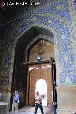 [P21] Isfahan, Moscheea Şahului, Uşa de la intrare văzută din interior. Se văd și porțile vechi metalice placate cu argint și aur » foto by mprofeanu
 - 
<span class="allrVoted glyphicon glyphicon-heart hidden" id="av934202"></span>
<a class="m-l-10 hidden" id="sv934202" onclick="voting_Foto_DelVot(,934202,11142)" role="button">șterge vot <span class="glyphicon glyphicon-remove"></span></a>
<a id="v9934202" class=" c-red"  onclick="voting_Foto_SetVot(934202)" role="button"><span class="glyphicon glyphicon-heart-empty"></span> <b>LIKE</b> = Votează poza</a> <img class="hidden"  id="f934202W9" src="/imagini/loader.gif" border="0" /><span class="AjErrMes hidden" id="e934202ErM"></span>