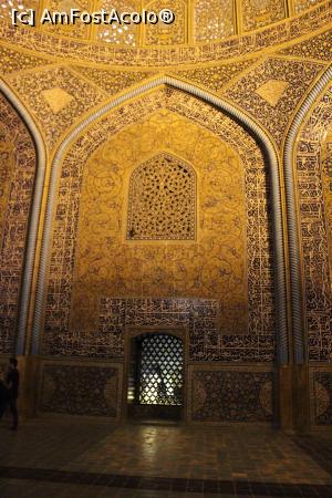 [P82] Isfahan, Moscheea Şeicului Lotfollah, Interior superb cu lattice și pentru ventilație dar și pentru lumină... Înăuntru era răcoare....Mă gândesc cum este vara!?.... » foto by mprofeanu
 - 
<span class="allrVoted glyphicon glyphicon-heart hidden" id="av934339"></span>
<a class="m-l-10 hidden" id="sv934339" onclick="voting_Foto_DelVot(,934339,11142)" role="button">șterge vot <span class="glyphicon glyphicon-remove"></span></a>
<a id="v9934339" class=" c-red"  onclick="voting_Foto_SetVot(934339)" role="button"><span class="glyphicon glyphicon-heart-empty"></span> <b>LIKE</b> = Votează poza</a> <img class="hidden"  id="f934339W9" src="/imagini/loader.gif" border="0" /><span class="AjErrMes hidden" id="e934339ErM"></span>
